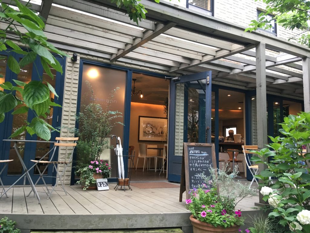 二子玉川近くの高級住宅地　岡本にあるNISHIann cafe （ニシアンカフェ）の入り口 