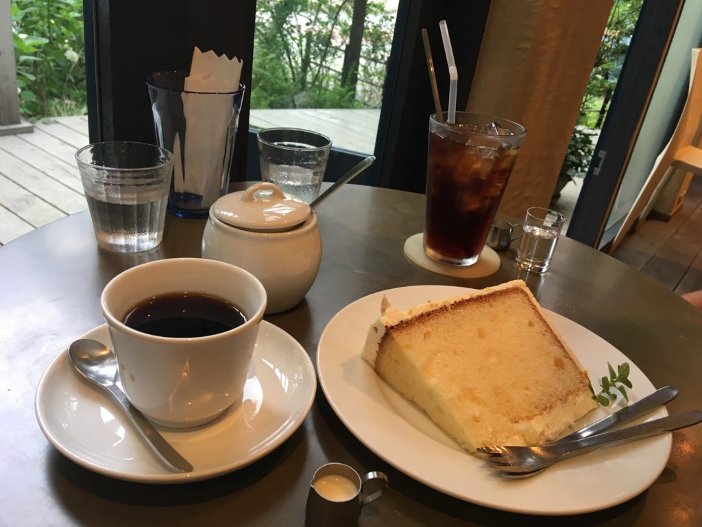 二子玉川近くの高級住宅地　岡本にあるNISHIann cafe （ニシアンカフェ）のシフォンケーキとコーヒー